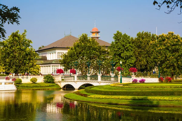 Hermosos edificios y parque en el Sommerpalace Bang Pa In de t — Foto de Stock