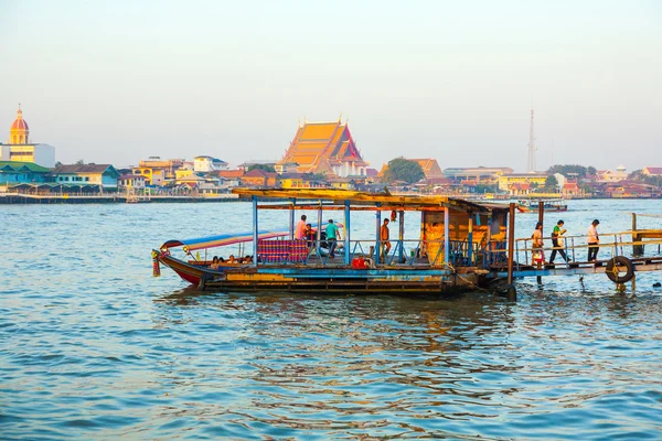 在典型的长船在河中旅行湄南昭 — 图库照片