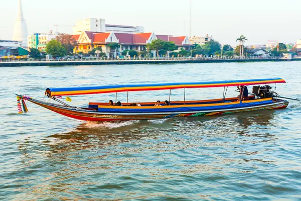 Travel in the typical long boat at the river Mae Nam Chao — Stock Photo, Image