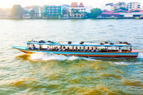 Travel in the typical long boat at the river Mae Nam Chao — Stock Photo, Image