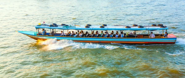 Travel in the typical long boat at the river Mae Nam Chao — Stock Photo, Image