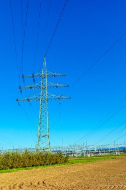 güzel renkli çayırda elektrik santrali