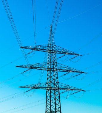 güzel renkli çayırda elektrik santrali