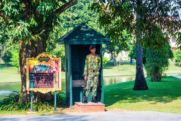 Soldato dei re Guardie nel Palazzo d'Estate Bang Pa In guar — Foto Stock