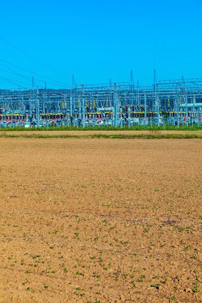 Electrical power plant in farmland area — Stock Photo, Image