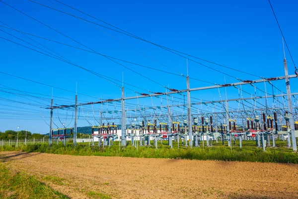 Tarım alanında elektrik santrali — Stok fotoğraf