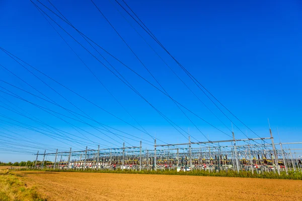 Elektrische energiecentrale in landbouwgrond gebied — Stockfoto