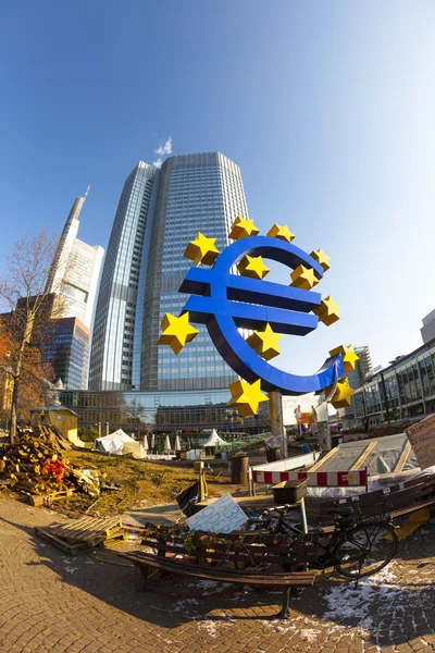 Símbolo do euro em frente ao Banco Central Europeu — Fotografia de Stock