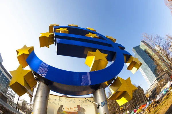 Euro-Symbol vor der Europäischen Zentralbank mit Occupy ca. — Stockfoto