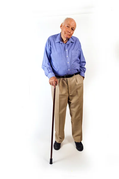 Glücklicher älterer Mann steht mit seinem Gehstock — Stockfoto