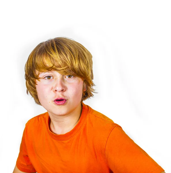 Красивый улыбающийся мальчик в оранжевой рубашке — стоковое фото