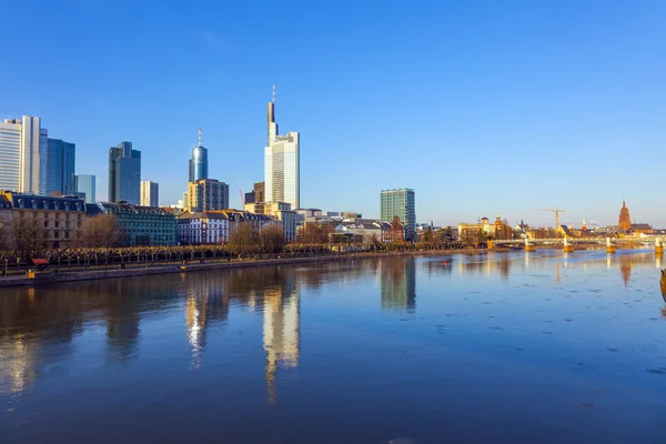 Cityview Frankfurtu s řekou hlavní — Stock fotografie