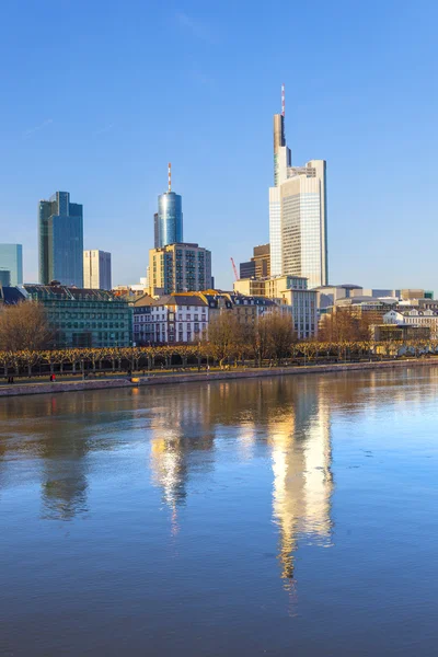 Cidade de Frankfurt com rio principal — Fotografia de Stock