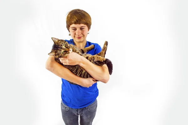 Erkek kedi onun kollarında holding — Stok fotoğraf