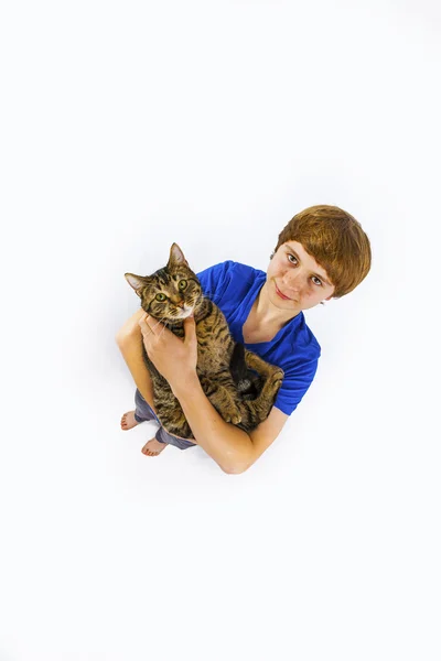 Jongen zijn kat in de armen houden — Stockfoto