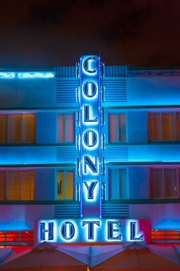 Colony hotel ocean drive tarafından gece adlı