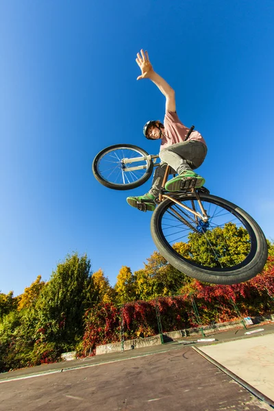 Chico volando con su bici de tierra — Foto de Stock