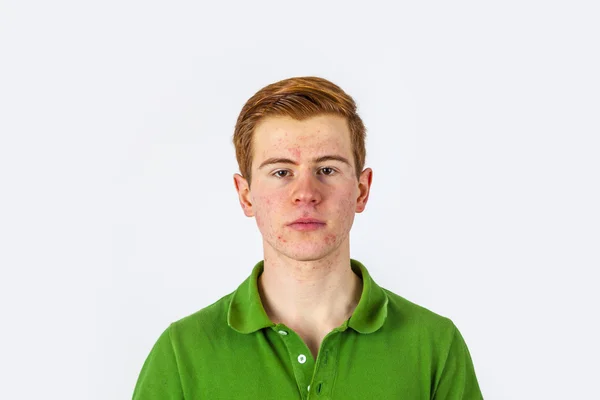 Menino legal em camisa verde com cabelo vermelho — Fotografia de Stock