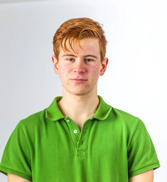 Hűvös fiú vörös haj zöld póló — Stock Fotó