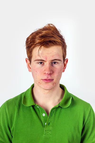 Menino legal em camisa verde com cabelo vermelho — Fotografia de Stock