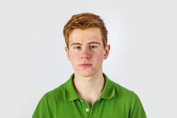 Крутой мальчик в зеленой рубашке с рыжими волосами — стоковое фото
