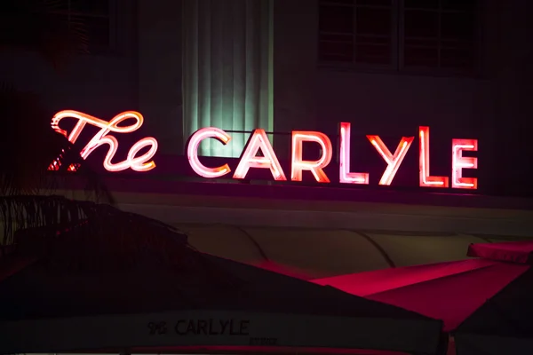 Ocean drive met het carlyle hotel bekijken per nacht — Stockfoto