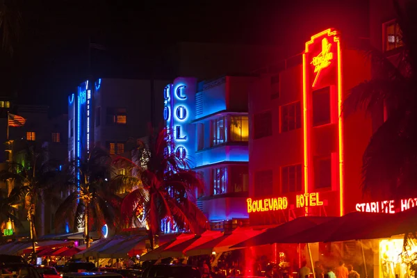 Enjoy nightlife at the colorful ocean drive by night with — Stock Photo, Image