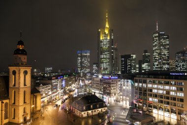 vista al horizonte de frankfurt con hauptwache y rascacielos por n