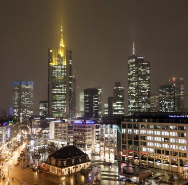 vista al horizonte de frankfurt con hauptwache y rascacielos por n