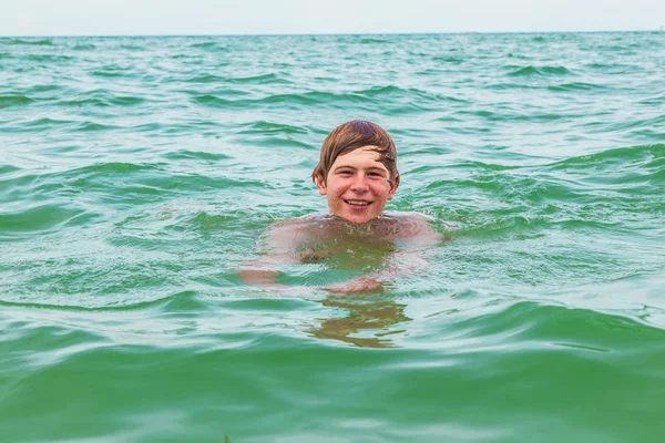 Jongen is zwemmen in de Oceaan — Stockfoto