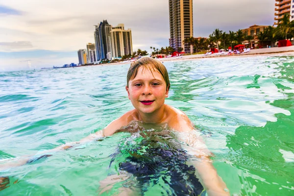 Kind is zwemmen in de Oceaan — Stockfoto