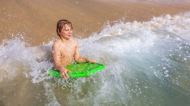 çocuk eğlence surfboard ile plaj vardır.