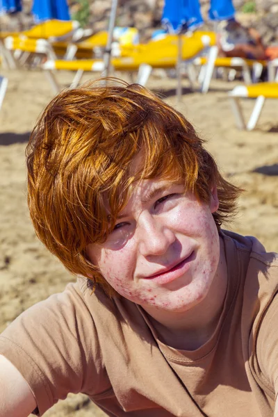 Söt pojke på stranden — Stockfoto