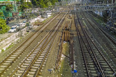 mumbai yedek rai ile Merkez İstasyonu'na giden eski paslı raylar