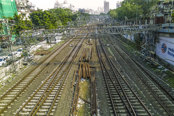 Vecchie rotaie arrugginite che portano alla stazione centrale di Mumbai con rai di ricambio — Foto Stock