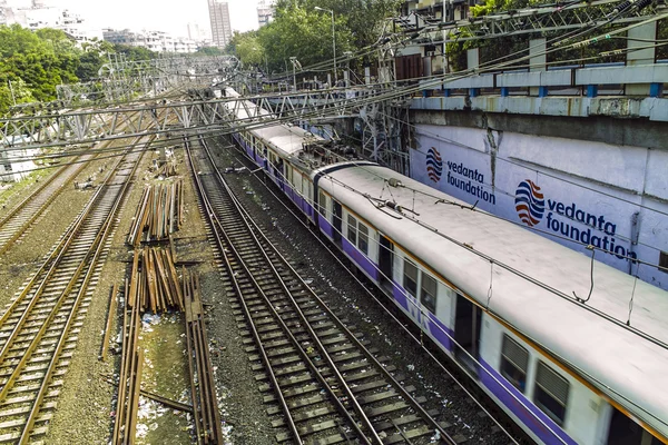 Gammal rostig räls leder till mumbai central station med reservdelar rai — Stockfoto
