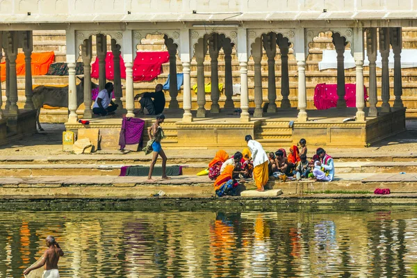 På rituell tvagning i den heliga sjön i pushkar, Indien. — Stockfoto