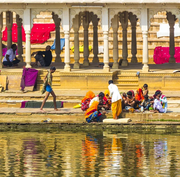 At rituell washing in the holy lake in Pushkar, India. — Stock Photo, Image