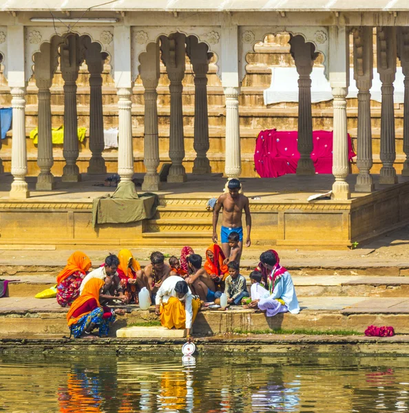 På rituell tvagning i den heliga sjön i pushkar, Indien. — Stockfoto