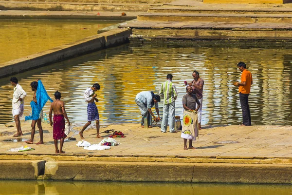 På rituell tvagning i den heliga sjön i pushkar, Indien. — Stockfoto