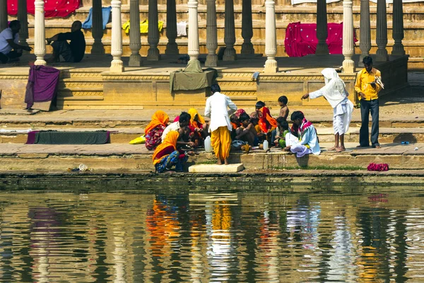 En el lavado rituell en el lago sagrado en Pushkar, India . — Foto de Stock