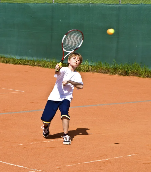 Мальчик на уроке тенниса — стоковое фото