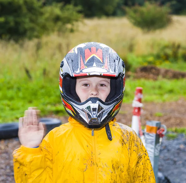 Niño feliz con casco en el sendero del kart — Foto de Stock