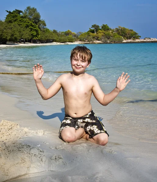 çocuklar çalış Plajı kum ve rakamlar bina