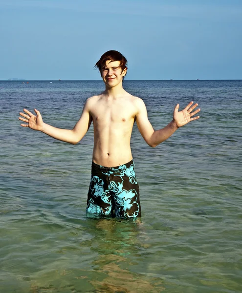 Młody chłopak stoi w piękne czyste morze — Zdjęcie stockowe
