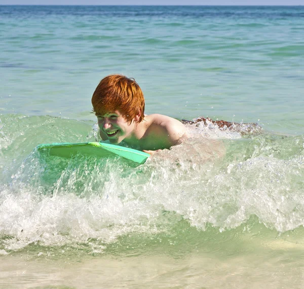 Chłopiec ma fun surfing w fale — Zdjęcie stockowe