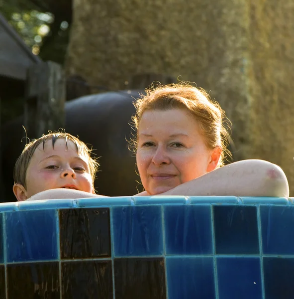 Madre con el niño está ordenando el agua dulce en la piscina — Foto de Stock