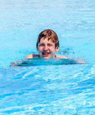 Havuzda yüzen çocuk.