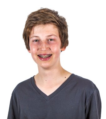 şirin çocuk üzerinde beyaz izole mutlu gülüyor