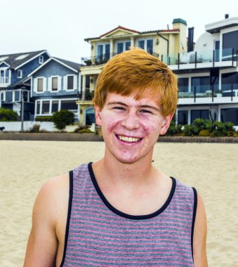 plajda çekici genç çocuk